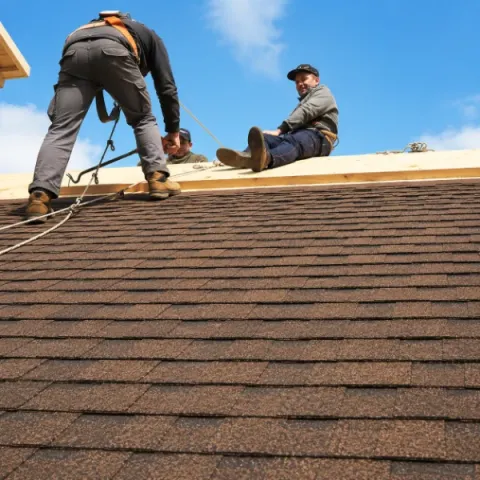 Artisan couvreur Illats réalisant la pose d'une toiture en tuiles