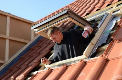 Pose de fenêtre de toit et velux par un couvreur à Illats